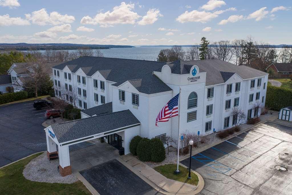 Charlevoix Inn & Suites Surestay Collection By Best Western Экстерьер фото