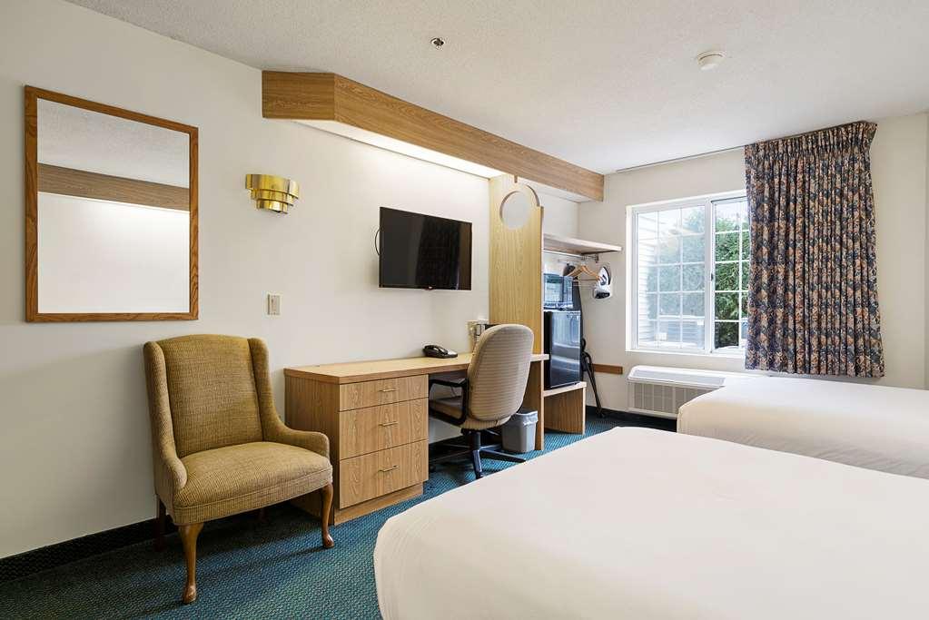 Charlevoix Inn & Suites Surestay Collection By Best Western Номер фото