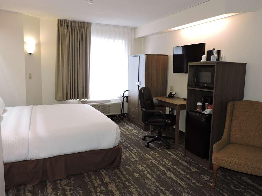 Charlevoix Inn & Suites Surestay Collection By Best Western Номер фото