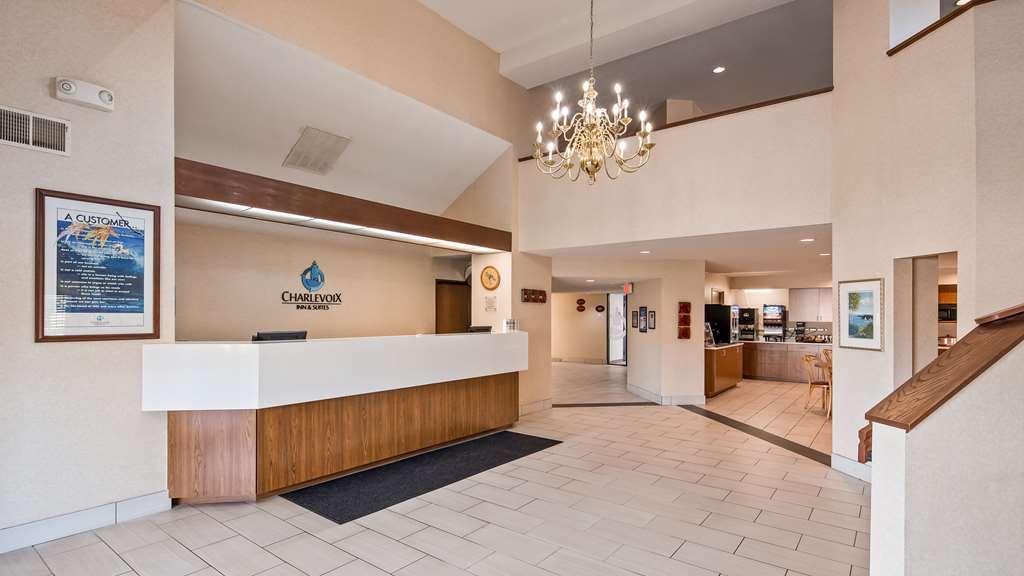 Charlevoix Inn & Suites Surestay Collection By Best Western Интерьер фото