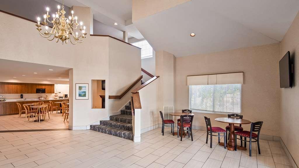 Charlevoix Inn & Suites Surestay Collection By Best Western Интерьер фото