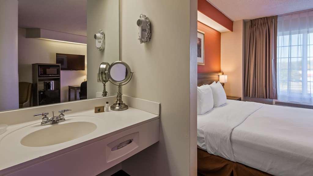 Charlevoix Inn & Suites Surestay Collection By Best Western Экстерьер фото