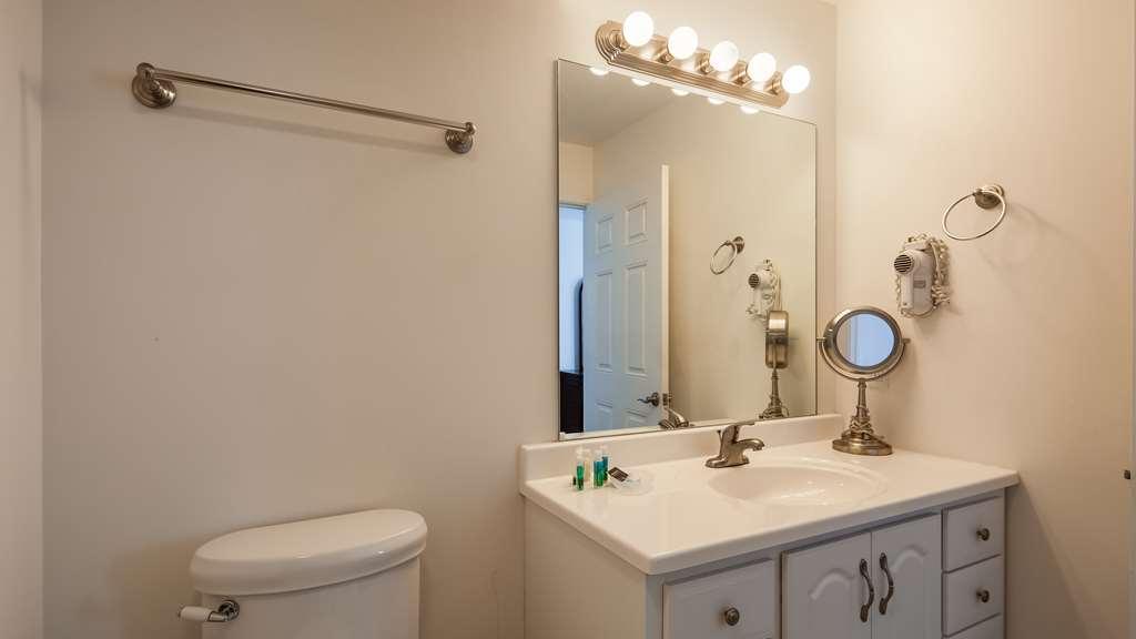 Charlevoix Inn & Suites Surestay Collection By Best Western Экстерьер фото