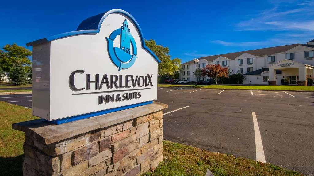 Charlevoix Inn & Suites Surestay Collection By Best Western Экстерьер фото