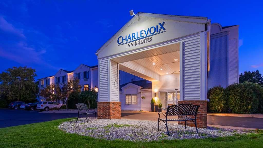 Charlevoix Inn & Suites Surestay Collection By Best Western Экстерьер фото