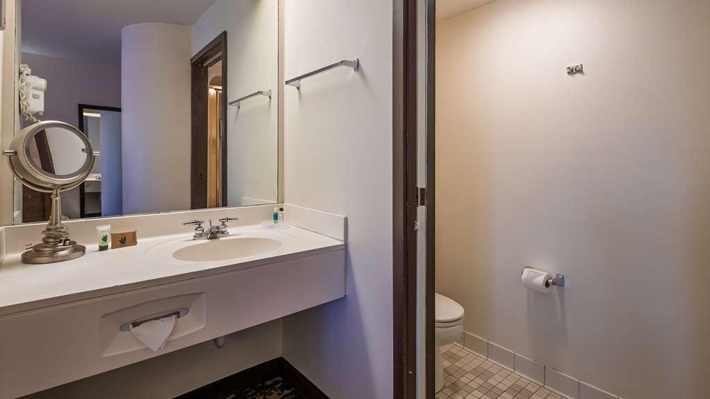 Charlevoix Inn & Suites Surestay Collection By Best Western Экстерьер фото
